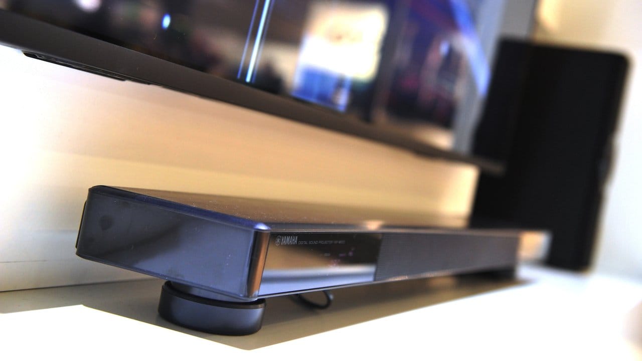 Die Soundbar ist oft der einfachste Weg, den Klang eines Flachbildfernsehers mit etwas Räumlichkeit zu bereichern. Die Soundbar ist oft der einfachste Weg, den Klang eines Flachbildfernsehers mit etwas Räumlichkeit zu bereichern.