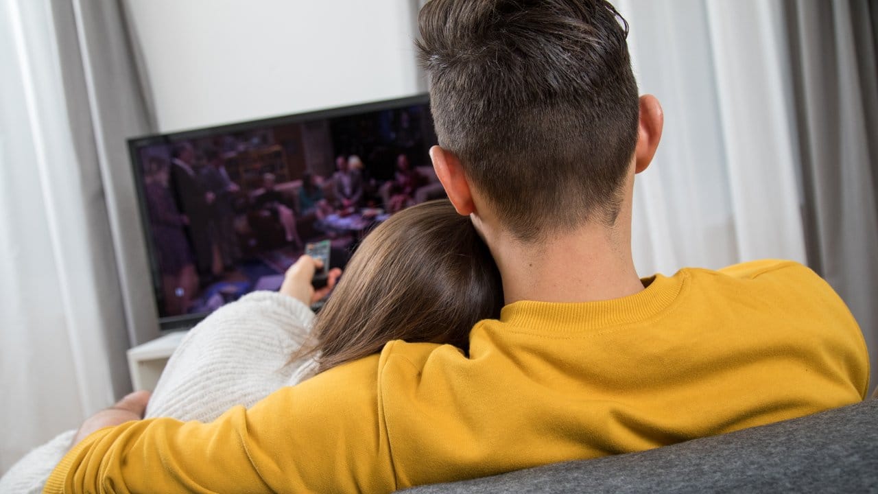 Für den schönen Heimkino-Sound im Wohnzimmer gibt es viele - meist komplizierte - Möglichkeiten. Für den schönen Heimkino-Sound im Wohnzimmer gibt es viele - meist komplizierte - Möglichkeiten.