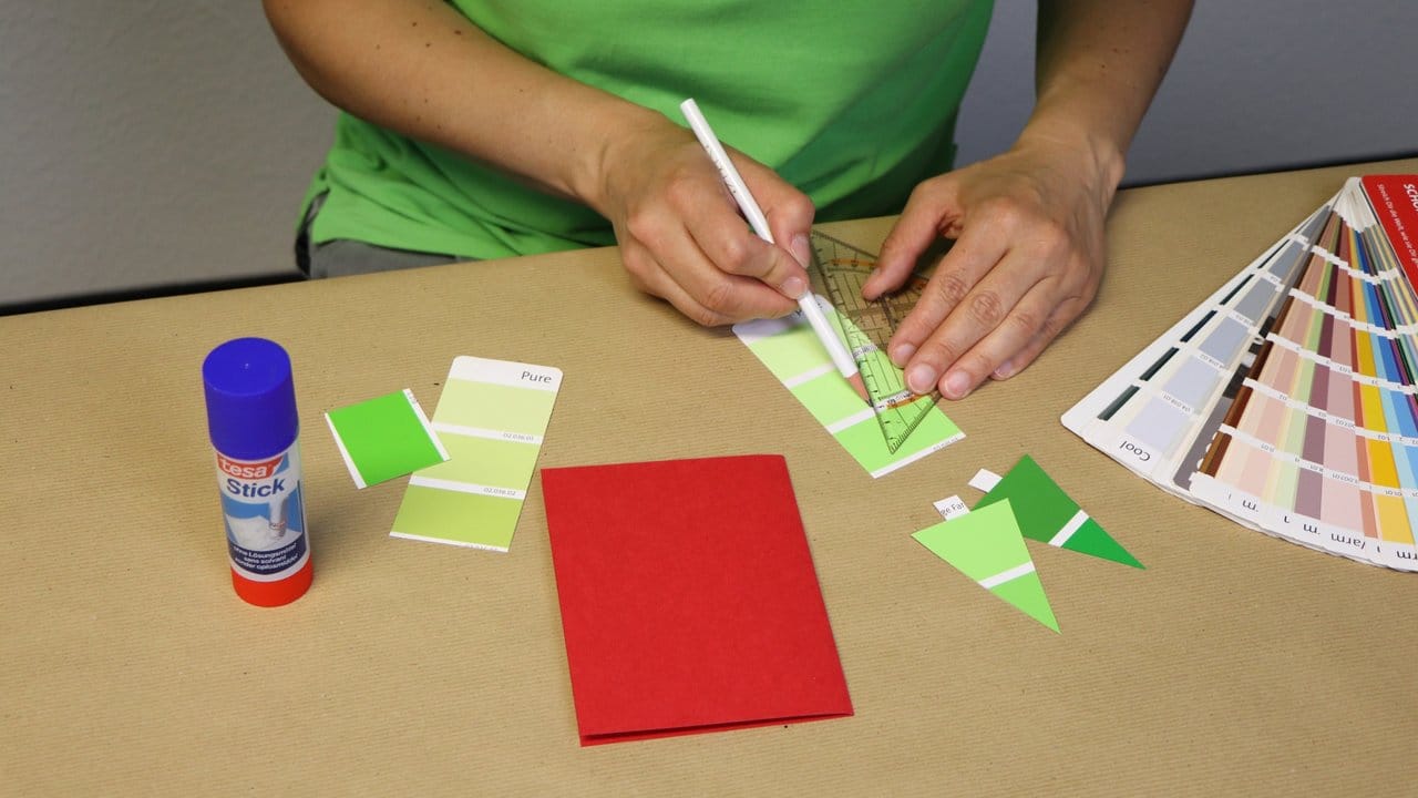 Aus Farbfächern lassen sich Motive für Grußkarten mit Farbeffekt ausschneiden.