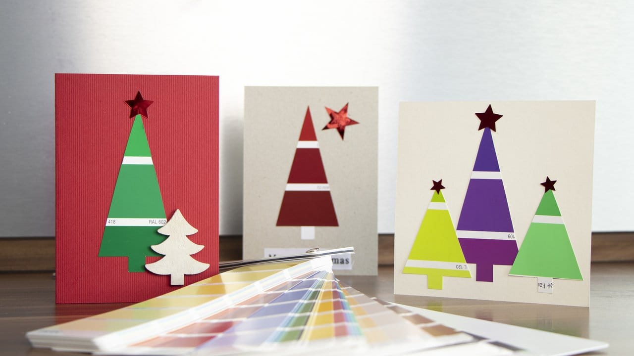 Aus alten Farbfächern vom letzten Streichen kann man schöne Motive für Weihnachtskarten basteln.