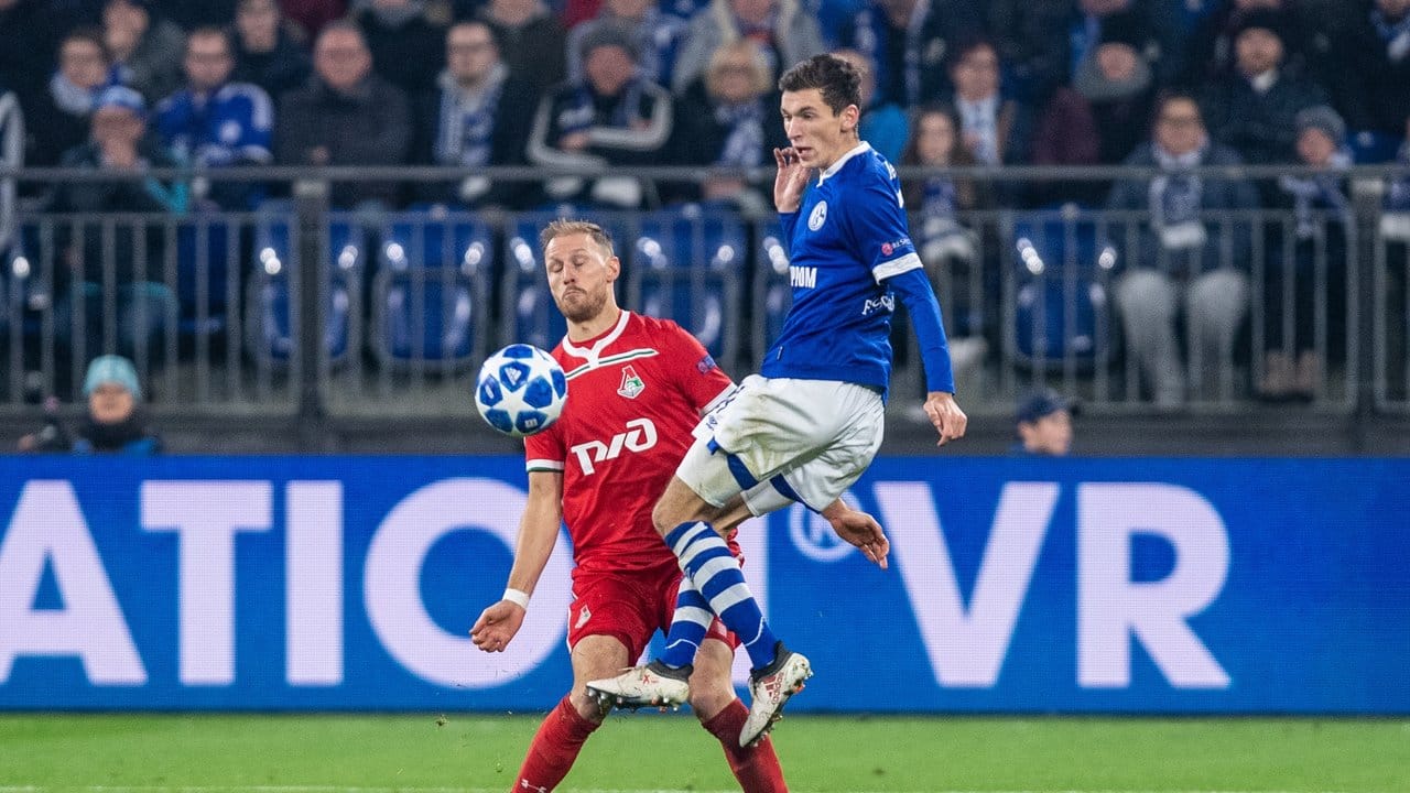 Schalkes Benjamin Goller (r) und Benedikt Höwedes von Lokomotive Moskau kämpfen um den Ball.