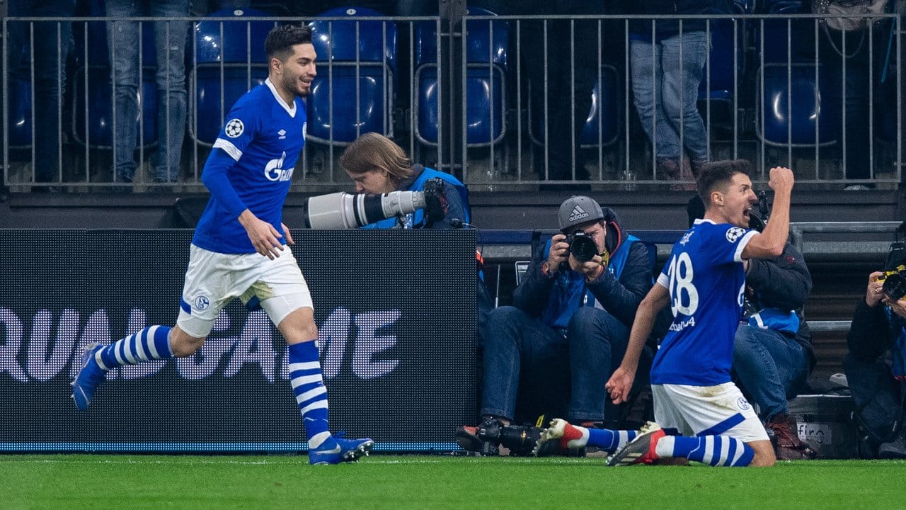 Schalkes Alessandro Schöpf (r) bejubelt mit Suat Serdar das Tor zum 1:0 gegen Lokomotive Moskau.