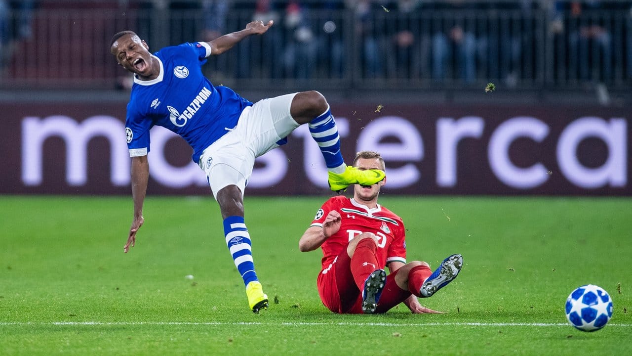 Moskaus Dmitri Barinow (r) foult Hamza Mendyl vom FC Schalke 04, der daraufhin verletzungsbedingt ausgewechselt werden muss. Moskaus Dmitri Barinow (r) foult Hamza Mendyl vom FC Schalke 04, der daraufhin verletzungsbedingt ausgewechselt werden muss.