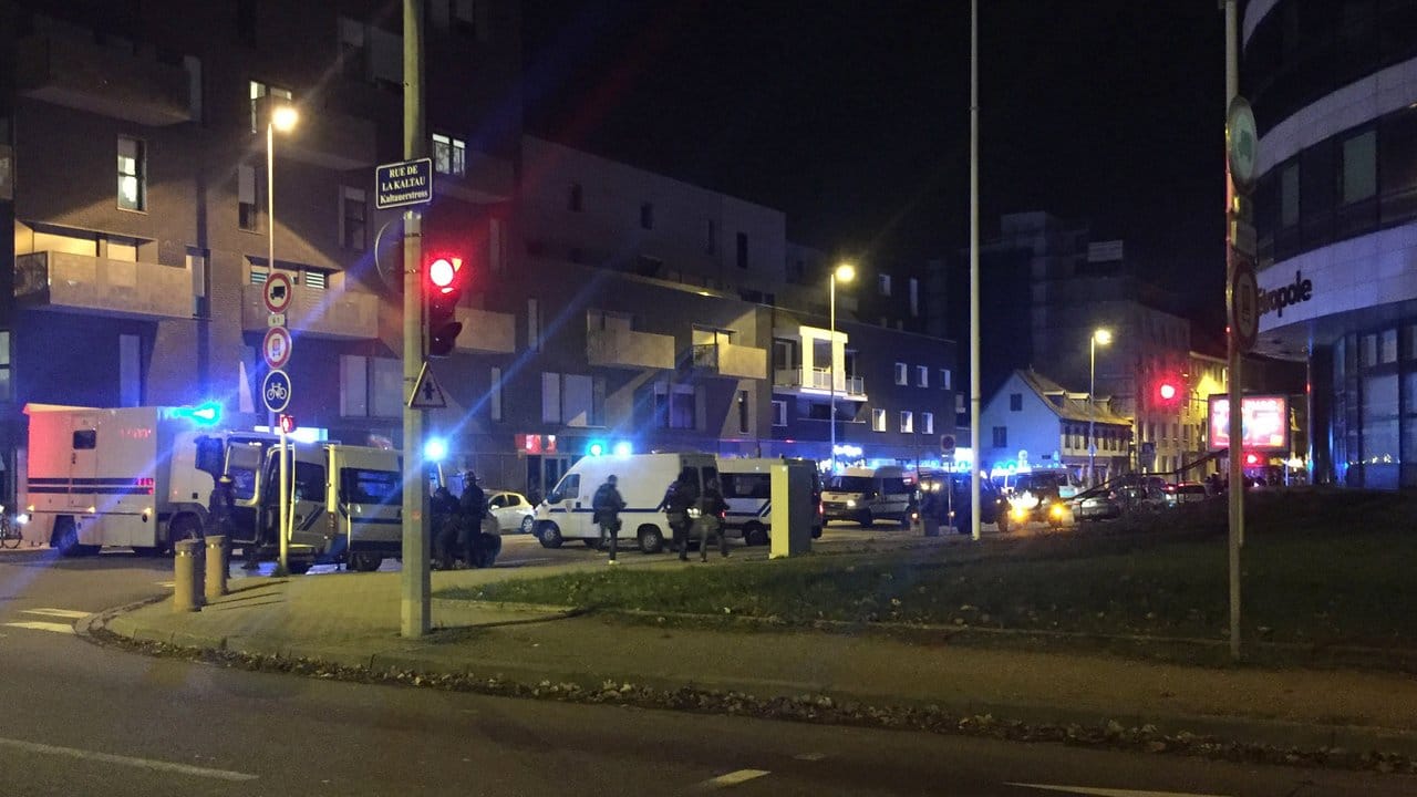 Auf dem Straßburger Weihnachtsmarkt ist bei einem Angriff ein Mensch getötet worden.