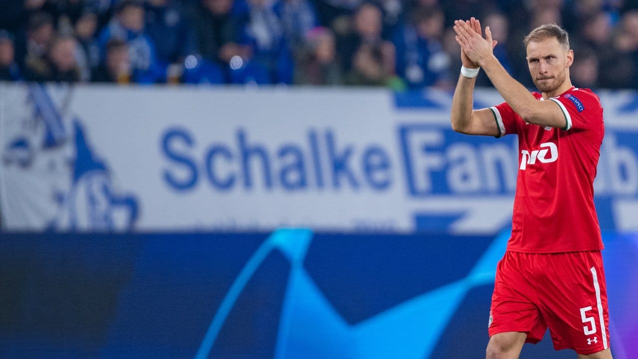 Der für Lokomotive Moskau spielende Benedikt Höwedes bedankt sich bei den Schalker Fans auf der Nordtribüne. Der für Lokomotive Moskau spielende Benedikt Höwedes bedankt sich bei den Schalker Fans auf der Nordtribüne.