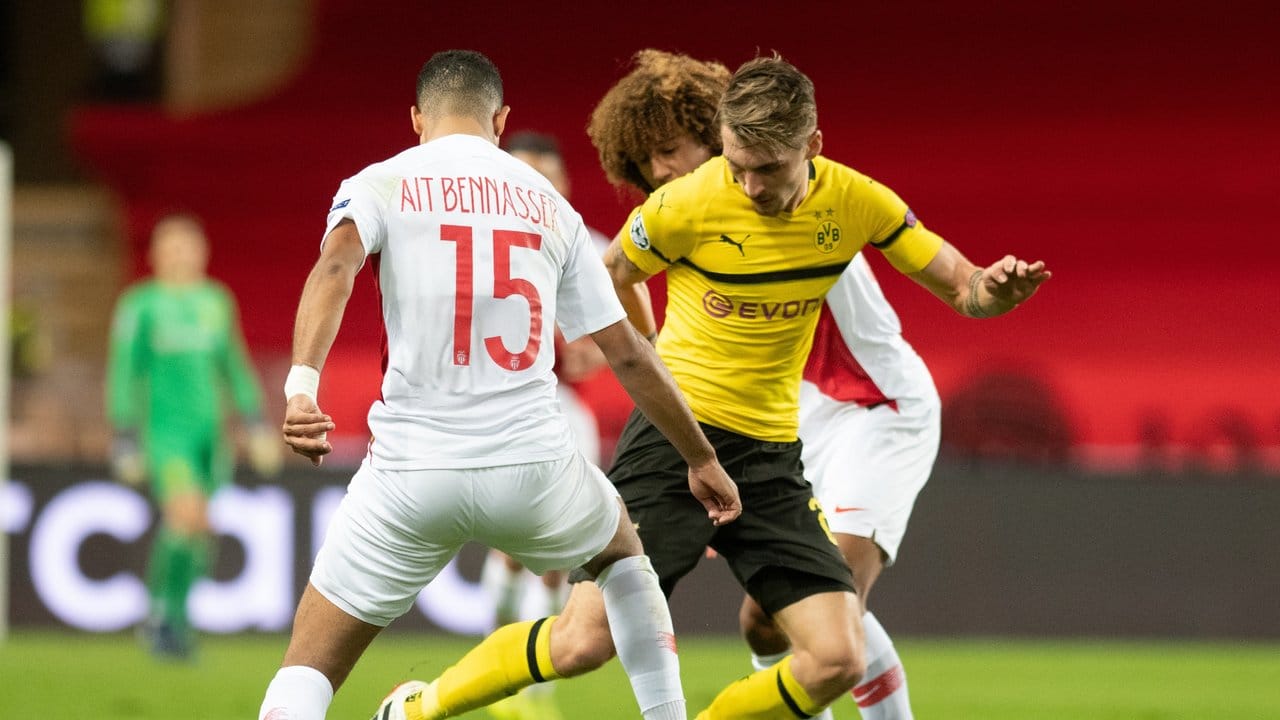 Dortmunds Maximilian Philipp (M) wird von den beiden Monaco-Spielern Youssef Ait Bennasser (l) und Han-Noah Massengo bedrängt.
