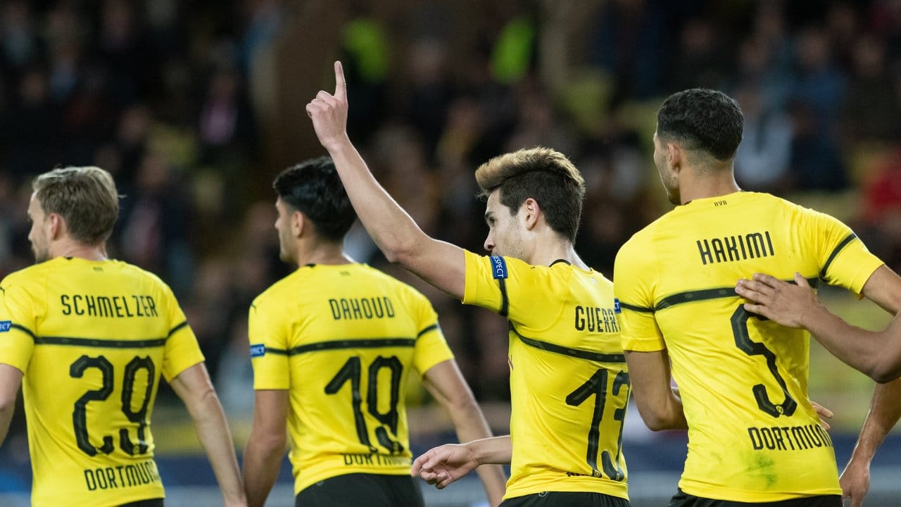Dortmunds Raphael Guerreiro (M) jubelt über seinen Treffer zum 1:0 gegen Monaco.
