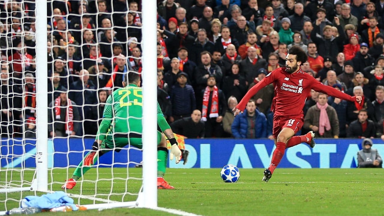 Mohamed Salah (r) schießt das Tor zum 1:0 für den FC Liverpool gegen Neapels Torhüter David Ospina.