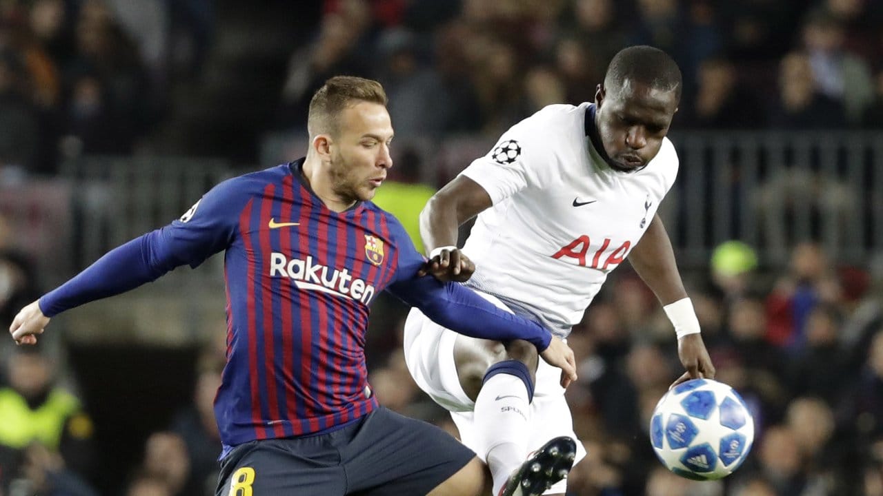Barcelonas Arthur (l) und Moussa Sissoko von Tottenham Hotspur in Aktion.