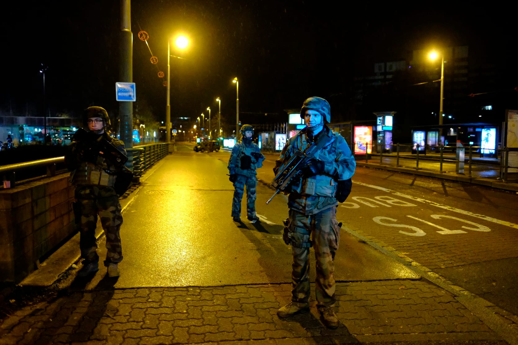 Soldaten sperren nach dem Angriff in Straßburg eine Straße ab. Nach den Schüssen hatte die Suche nach dem Mann begonnen.