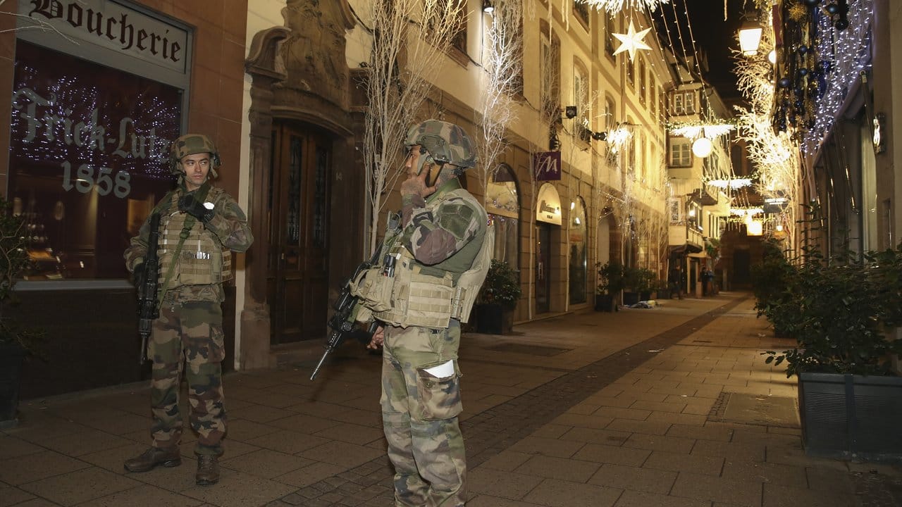 Soldaten sichern nach dem Angriff den Straßburger Weihnachtsmarkt.