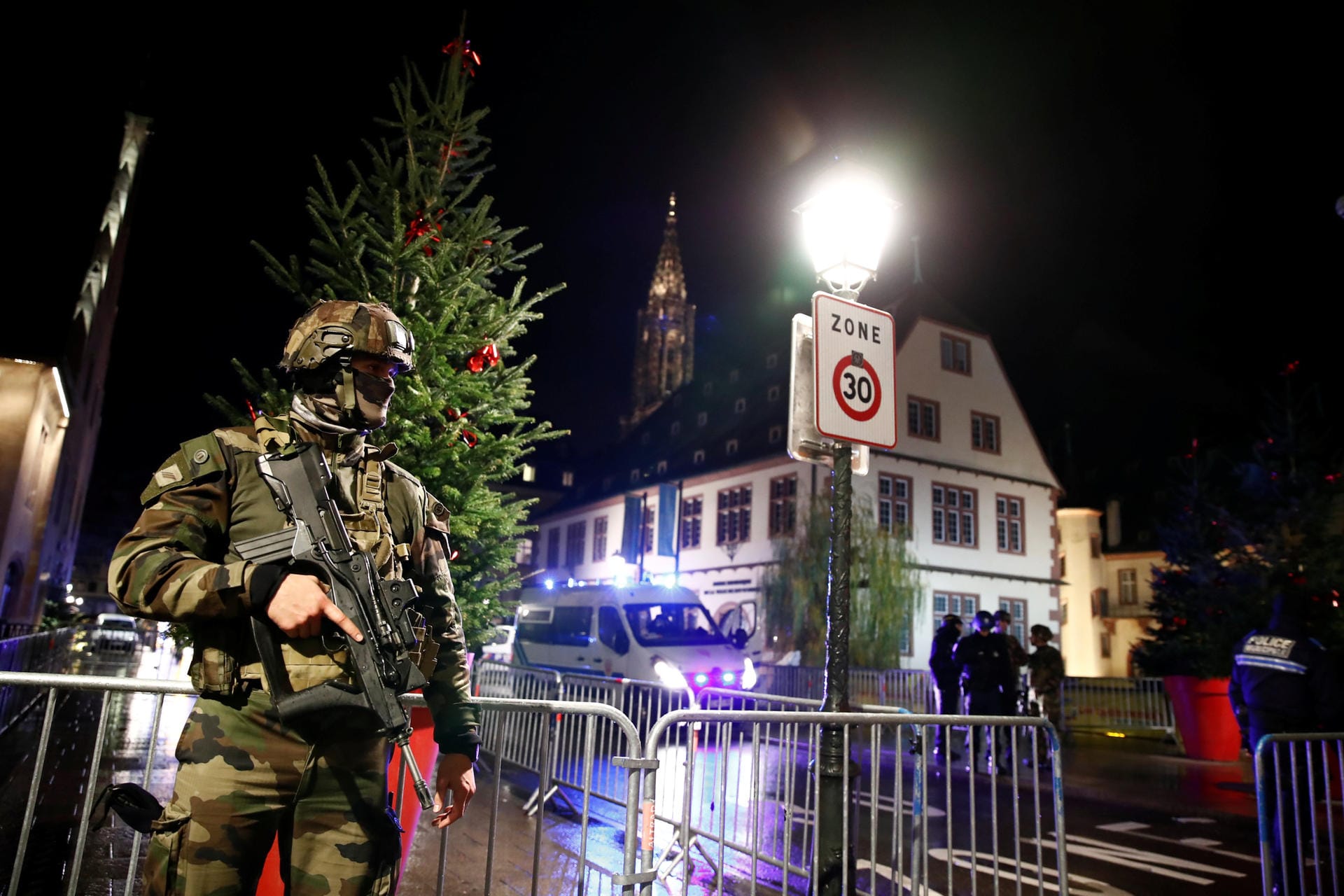 Der Täter war den Behörden bekannt. Es soll sich um einen 29-Jährigen handeln, der in Straßburg geboren wurde und dort lebte.