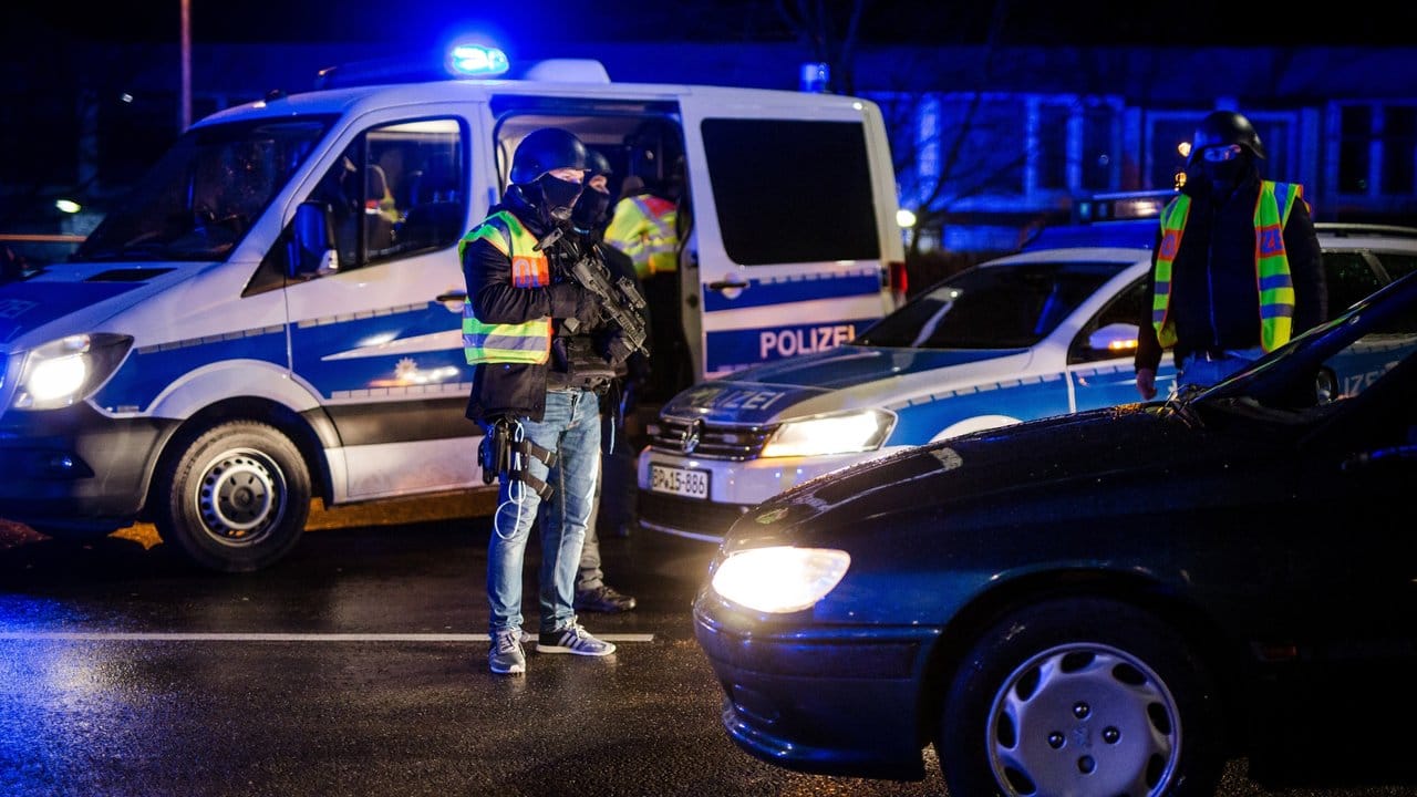 An der deutsch-französischen Grenze in Kehl kontrollieren Polizisten Fahrzeuge, die aus Straßburg heraus fahren.