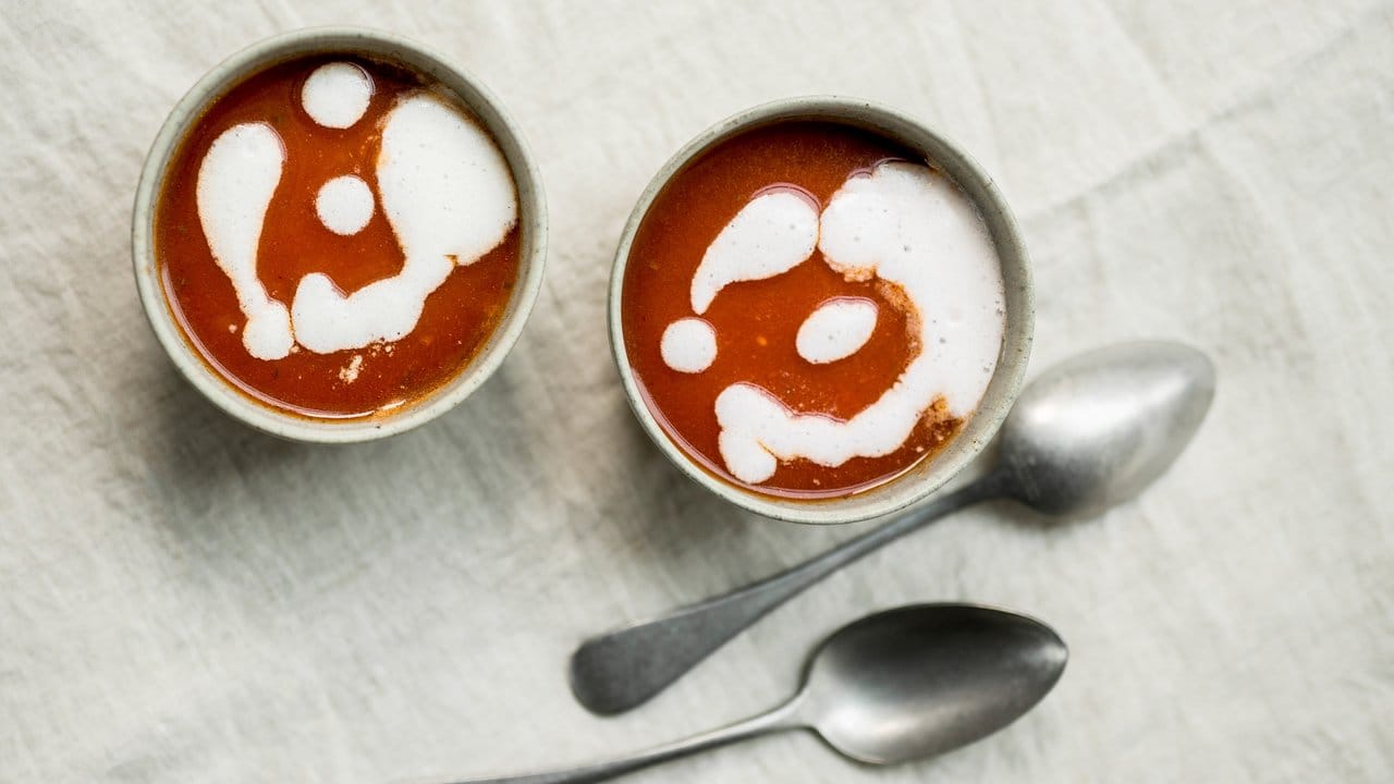 Auch abseits von angeblicher Wirkung auf Hormone lecker und gesund: Tomatensuppe mit Basilikumschaum.