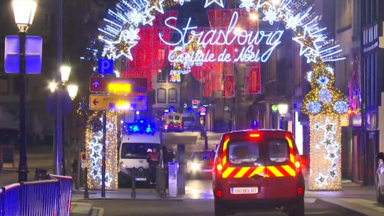 Sicherheitskräfte haben den Straßburger Weihnachtsmarkt nach dem Angriff abgeriegelt.