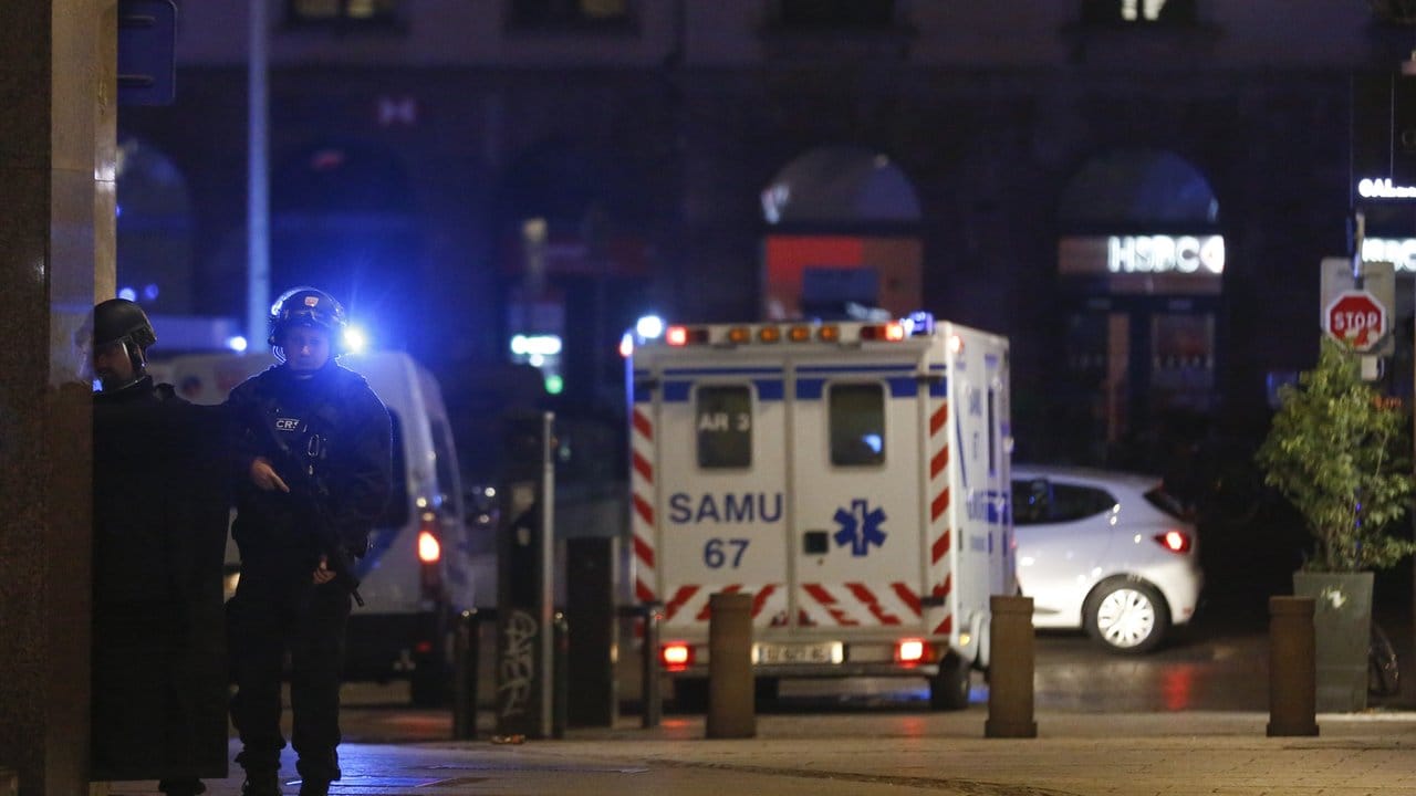 Polizisten patrouillieren nach dem Angriff durch das Zentrum Straßburgs.