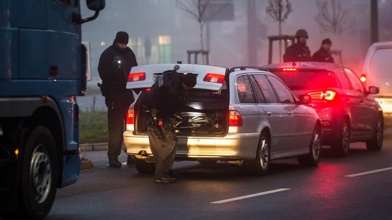Deutsche Polizisten kontrollieren an der deutsch-französischen Grenze alle Fahrzeuge, die aus Straßburg herausfahren.