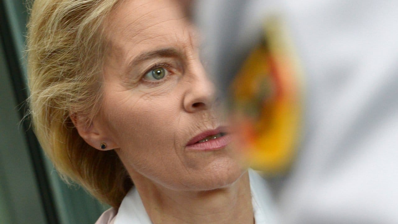 Ursula von der Leyen muss sich erneut vor dem Bundestags-Verteidigungsausschuss für den umstrittenen Einsatz externer Berater verantworten. Ursula von der Leyen muss sich erneut vor dem Bundestags-Verteidigungsausschuss für den umstrittenen Einsatz externer Berater verantworten.