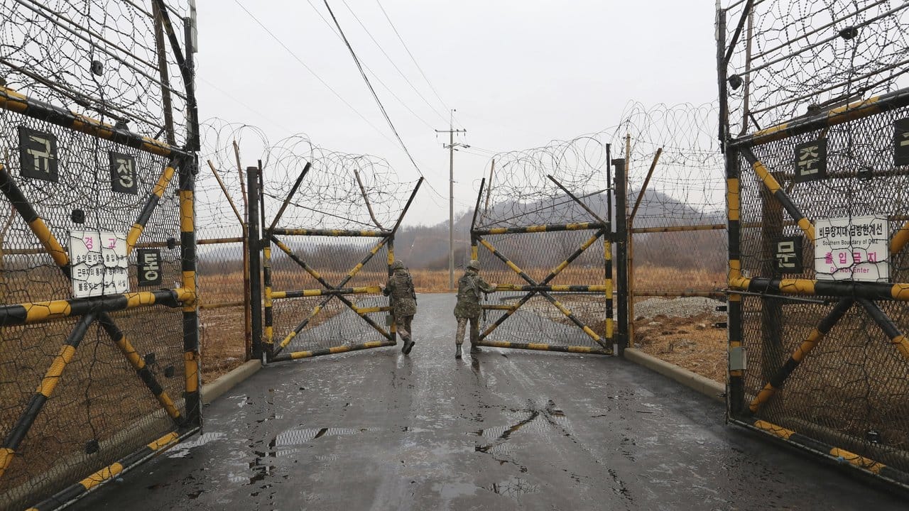 Annäherung: Soldaten der südkoreanischen Armee öffnen ein Tor zur entmilitarisierten Zone am zentralen Teil der innerkoreanischen Grenze.