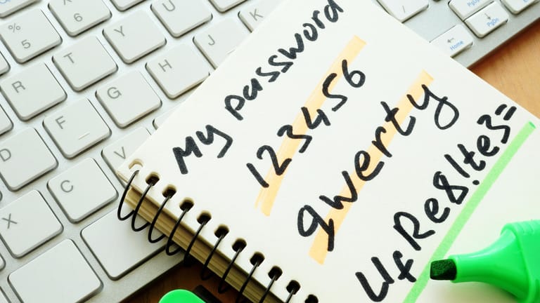 Nutzen Sie nicht das gleiche Passwort für Onlineshopping: Verwenden Sie für verschiedene Accounts verschiedene Passwörter. Falls es zu einer Datenpanne bei Shop A kommt, dann können Kriminelle nicht auf Ihre Daten in Shop B zugreifen. Falls Sie sich die vielen Kennwörter nicht merken können, nutzen Sie einen Passwort-Manager.