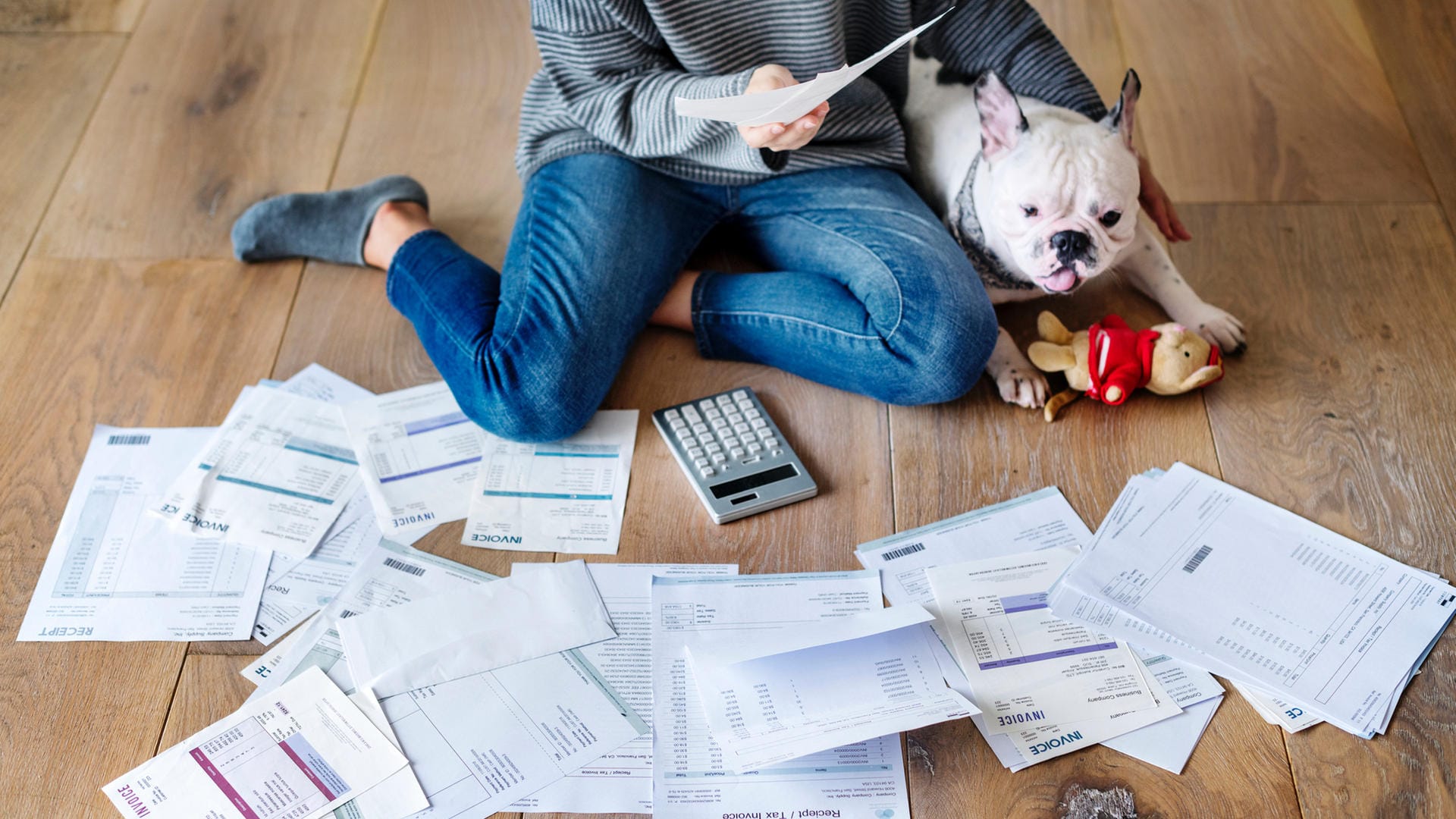 Wenn möglich, kaufen Sie auf Rechnung: Wer auf Rechnung kauft, gibt keine Bankdaten weiter. Auch ist so der Schaden geringer, wenn der Händler Ihnen ein falsches oder kaputtes Produkt schickt. Vorkasse sollten Sie meiden. Wer PayPal oder Lastschrift nutzt, hat ebenfalls die Möglichkeit, sein Geld zurückbuchen zu lassen.