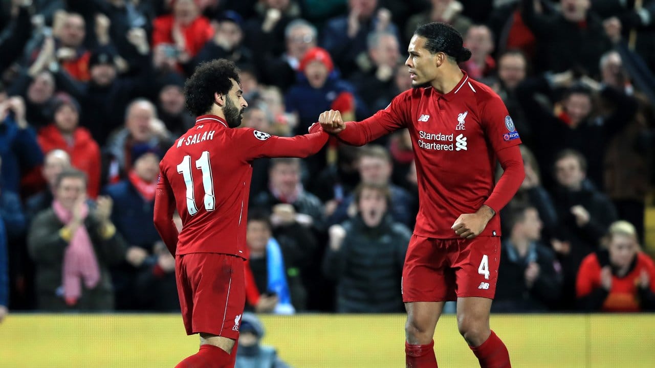Trifft im entscheidenden Spiel gegen den SSC: Liverpools Mohamed Salah (l) feiert seinen Treffer zum 1:0 mit Virgil van Dijk.