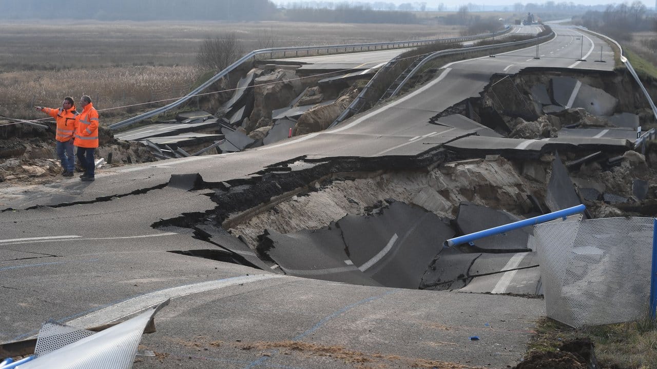 Die Autobahn A20 hatte sich auf mehreren hundert Metern Länge in eine Achterbahn verwandelt. Die Autobahn A20 hatte sich auf mehreren hundert Metern Länge in eine Achterbahn verwandelt.