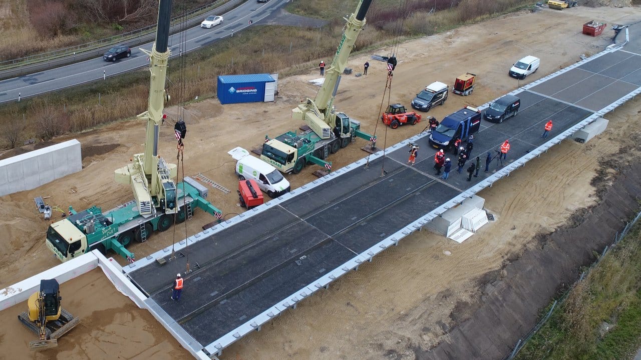 An der Behelfsbrücke für die abgesackte Autobahn A20 wird das letzte Bauteil östlich der Trebeltalbrücke verlegt.