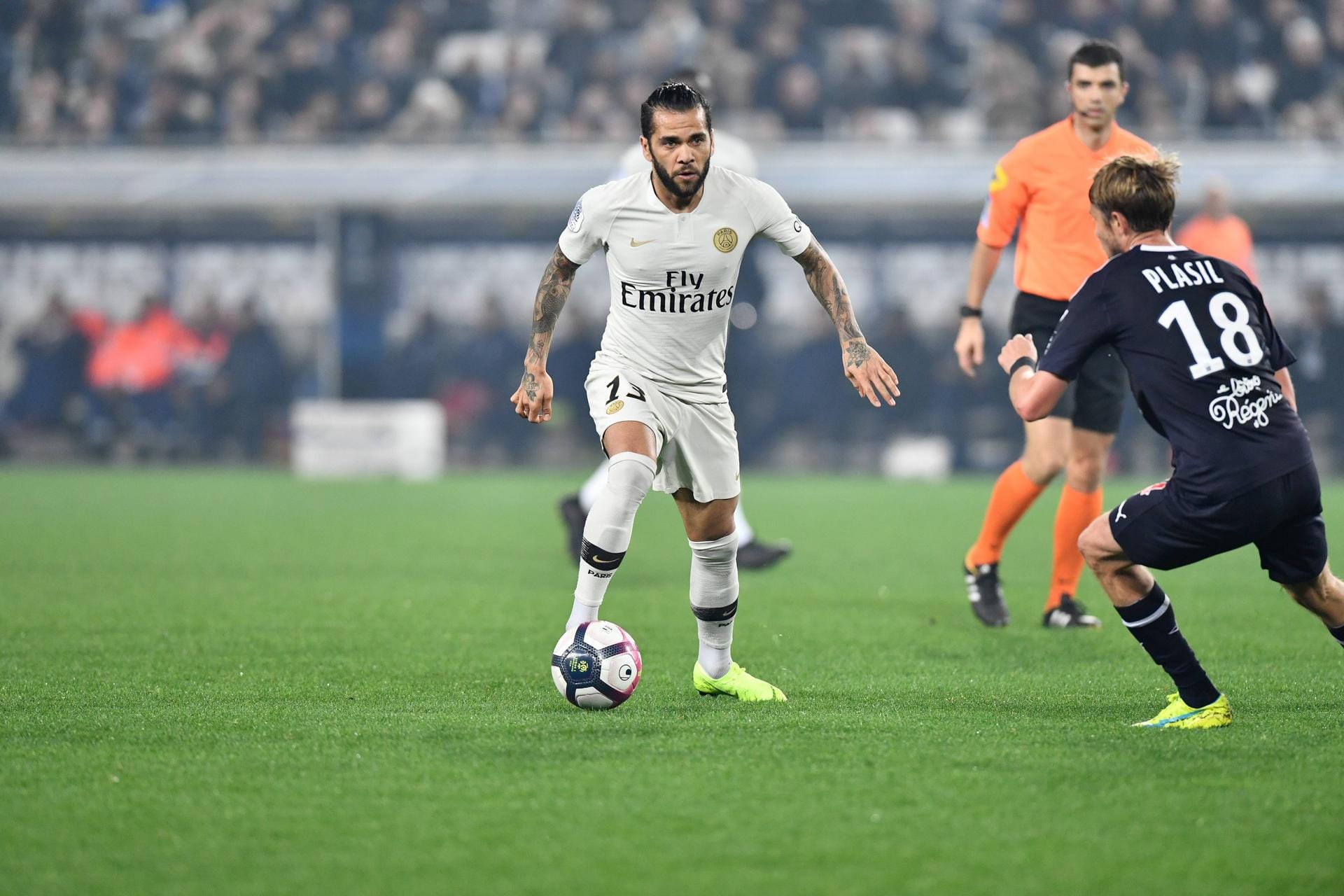 Dani Alves (Paris Saint-Germain): In einem Interview mit dem "Telegraph" hat der 35-jährige Brasilianer erneut bekräftigt, dass er vor seinem Karriereende auf jeden Fall noch in der Premier League spielen will. Vor seinem Wechsel nach Frankreich hatte er tatsächlich bereits eine Einigung mit Manchester City erzielt, wo er seinen ehemaligen Barça-Trainer Pep Guardiola wiedergetroffen hätte. Am Saisonende könnten für ihn zwei Wünsche in Erfüllung gehen: Der Wechsel nach England – und eine neue Zusammenarbeit mit Guardiola.