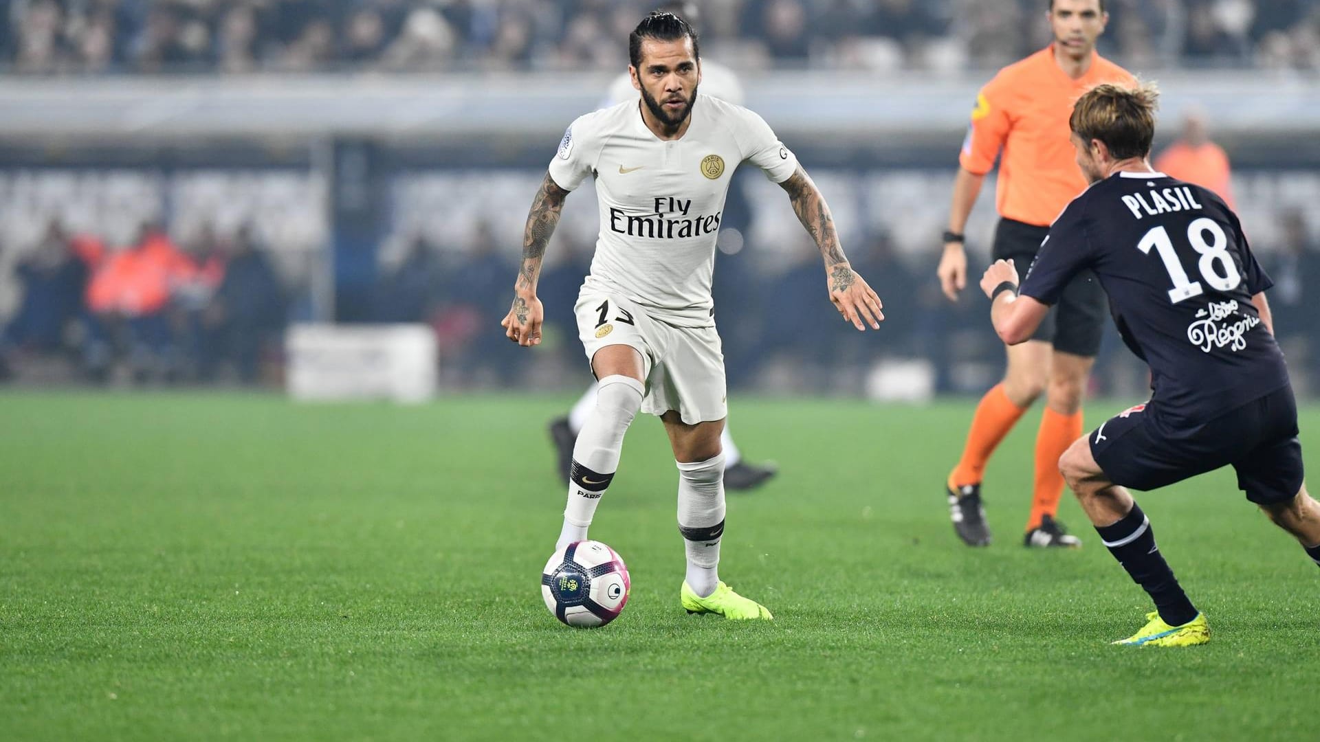 Dani Alves (Paris Saint-Germain): In einem Interview mit dem "Telegraph" hat der 35-jährige Brasilianer erneut bekräftigt, dass er vor seinem Karriereende auf jeden Fall noch in der Premier League spielen will. Vor seinem Wechsel nach Frankreich hatte er tatsächlich bereits eine Einigung mit Manchester City erzielt, wo er seinen ehemaligen Barça-Trainer Pep Guardiola wiedergetroffen hätte. Am Saisonende könnten für ihn zwei Wünsche in Erfüllung gehen: Der Wechsel nach England – und eine neue Zusammenarbeit mit Guardiola.