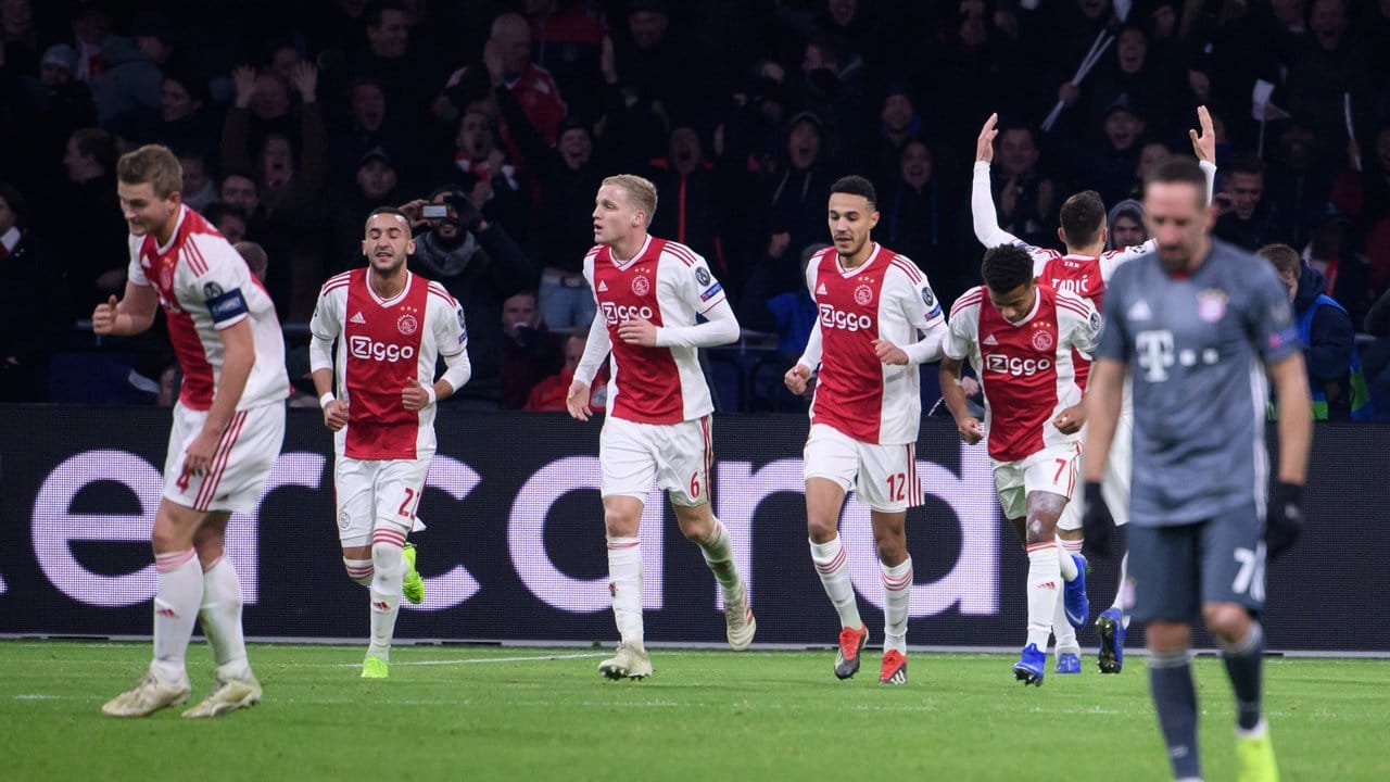 Dusan Tadic (hinten r) und seine Ajax-Teamkollegen feiern den Treffer zum 1:1.