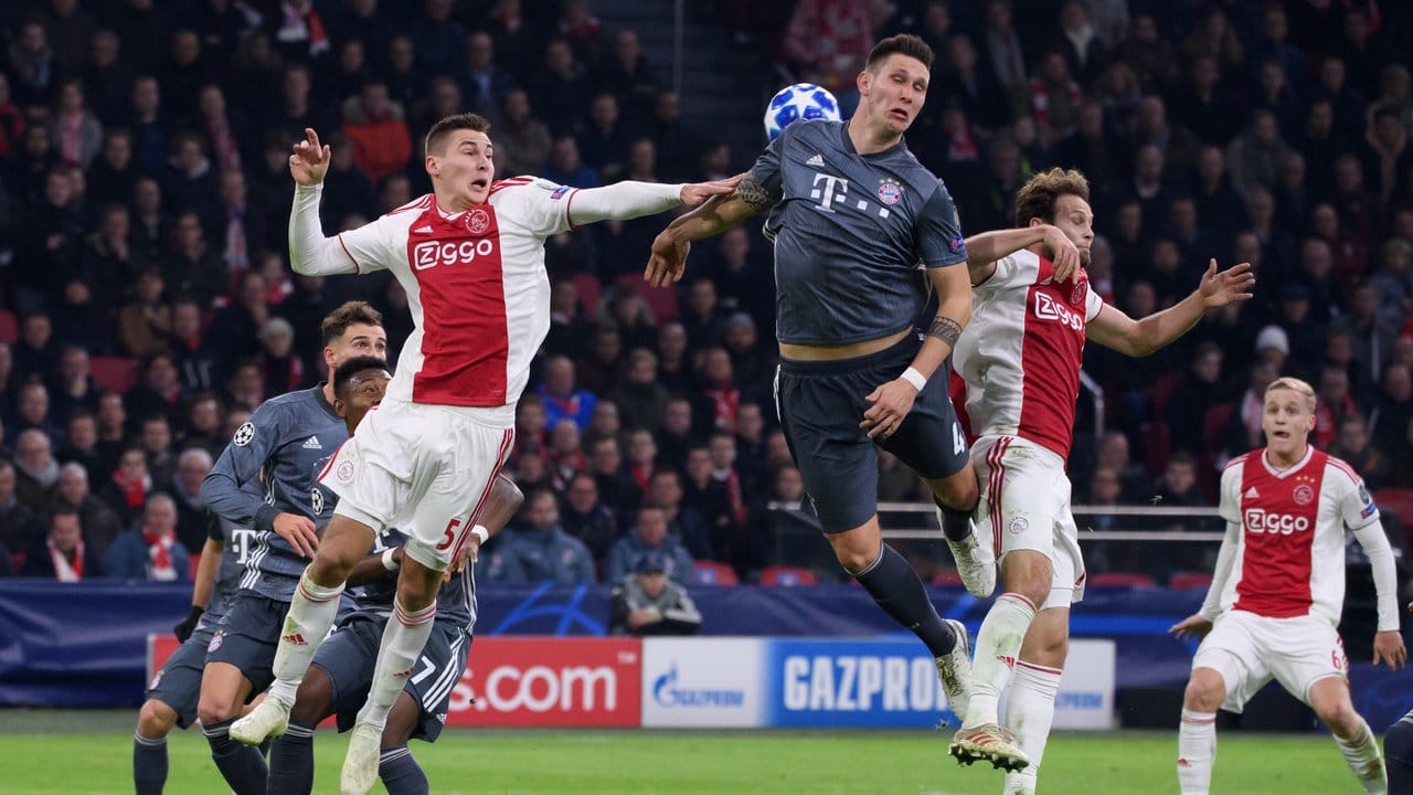 Bayerns Niklas Süle (M) springt höher als zwei Ajax-Profis.
