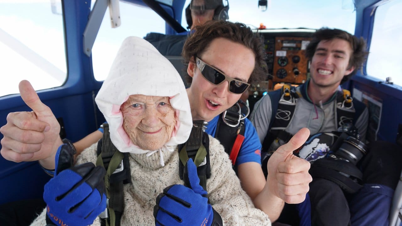 Daumen nach oben: Die 102-jährige Australierin Irene O'Shea vor ihrem Weltrekord-Fallschirmsprung. Daumen nach oben: Die 102-jährige Australierin Irene O'Shea vor ihrem Weltrekord-Fallschirmsprung.