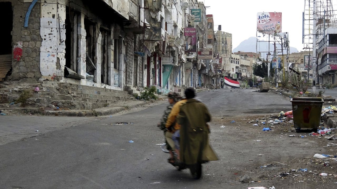 Fast menschenleer: Ein zerstörter Straßenzug in der Stadt Taiz.