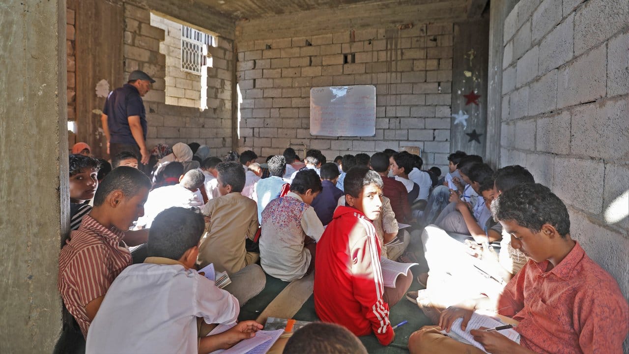 Sie nennen es Schule: Ein Jemenit hat in der Stadt Taiz sein Haus zur Verfügung gestellt, damit die Kinder auch in Kriegszeiten weiter lernen können.