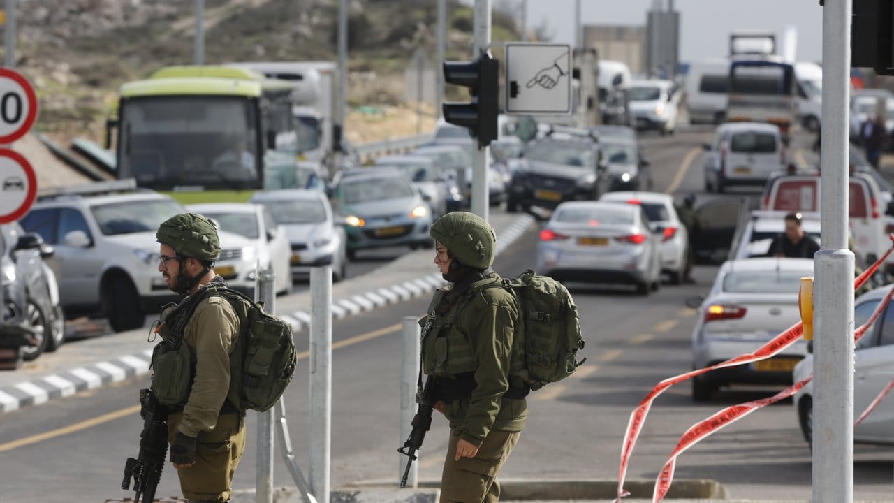 Der Angreifer soll das Feuer an einer Bushaltestelle nördlich von Jerusalem eröffnet haben.