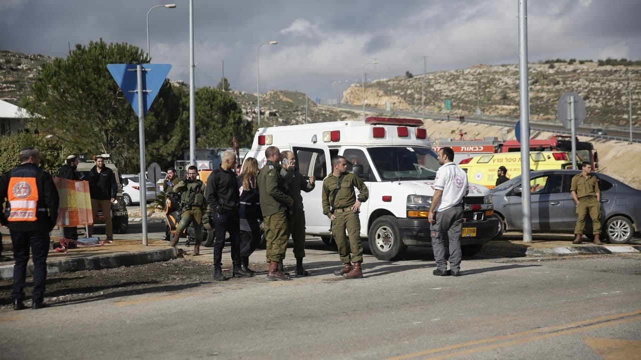 Israelische Soldaten bei der Siedlung Giv'at Asaf in der Nähe des Anschlagsortes.