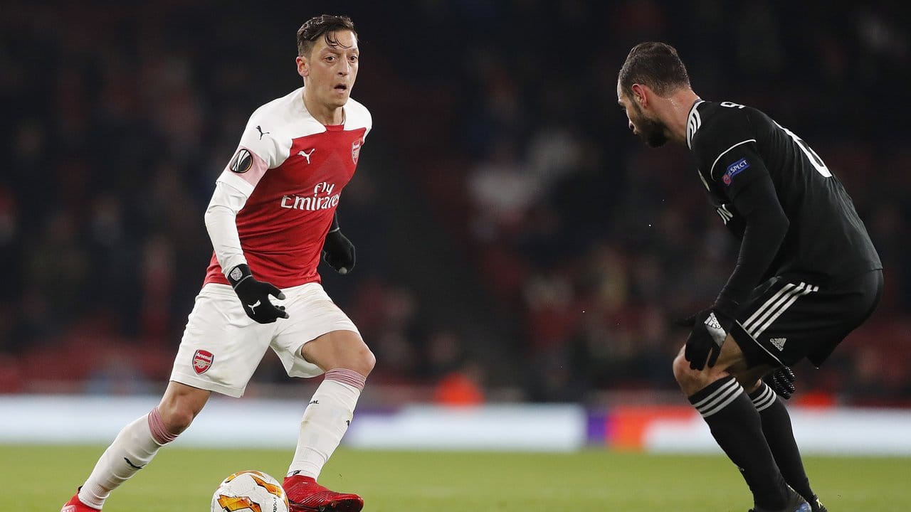 Arsenals Mesut Özil (l) beim Zweikampf mit Quarabag Simeon Slavchev.