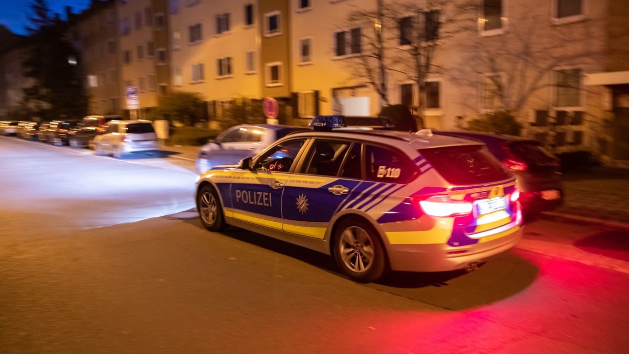 Ein Polizeiauto fährt in den frühen Morgenstunden durch den Nürnberger Stadtteil St.
