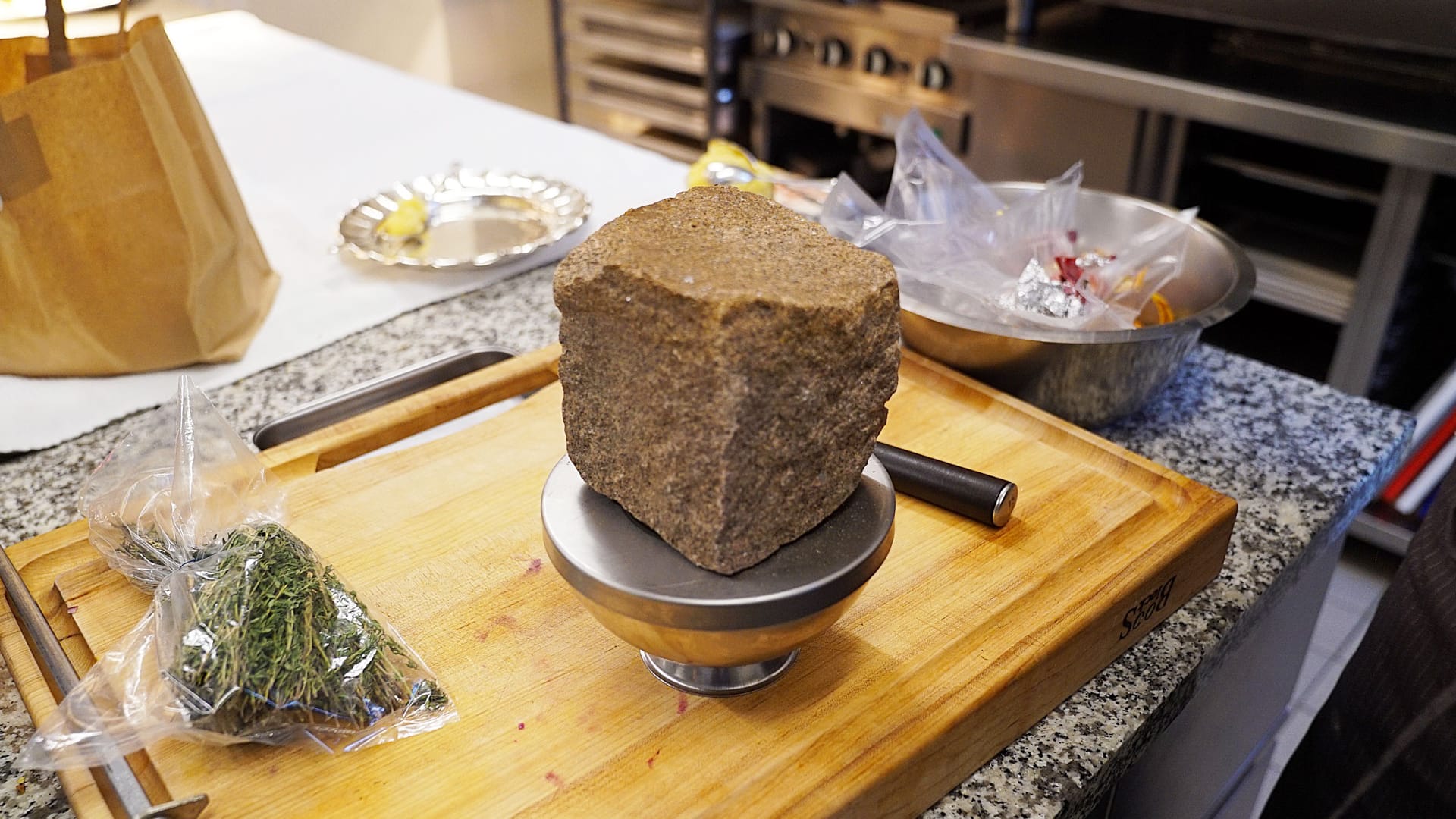 Ist der Teig fertig, wird der Christmas Pudding zum Schluss in ein geeignetes gebuttertes Gefäß (Puddingform) gefüllt. Auf dem Deckel wird am besten ein schwerer Gegenstand platziert.