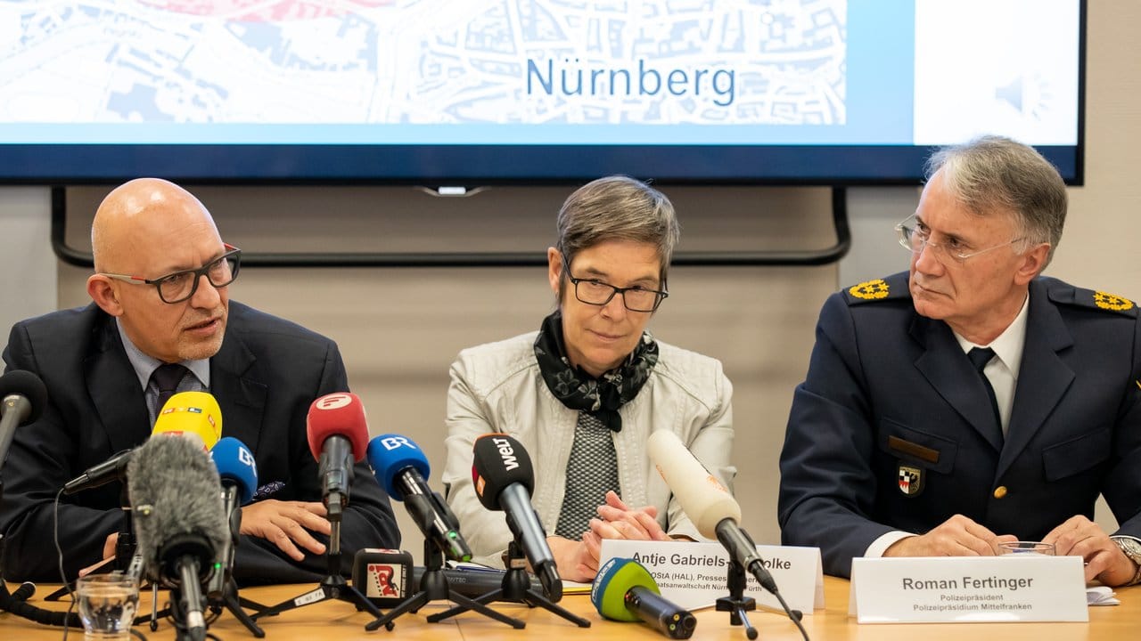 Antje Gabriels-Gorsolke, Sprecherin der Staatsanwalschaft, und Polizeipräsident Roman Fertinger bei der Pressekonferenz in Nürnberg.