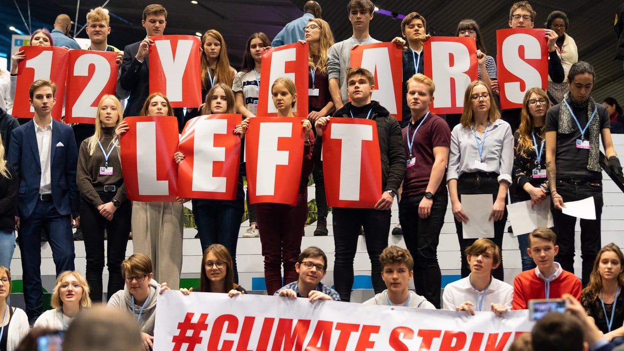 "12 Jahre übrig": Polnische Schüler stehen beim Weltklimagipfel bei einem "Klimastreik" auf einer Treppe am Veranstaltungsort in Kattowitz.