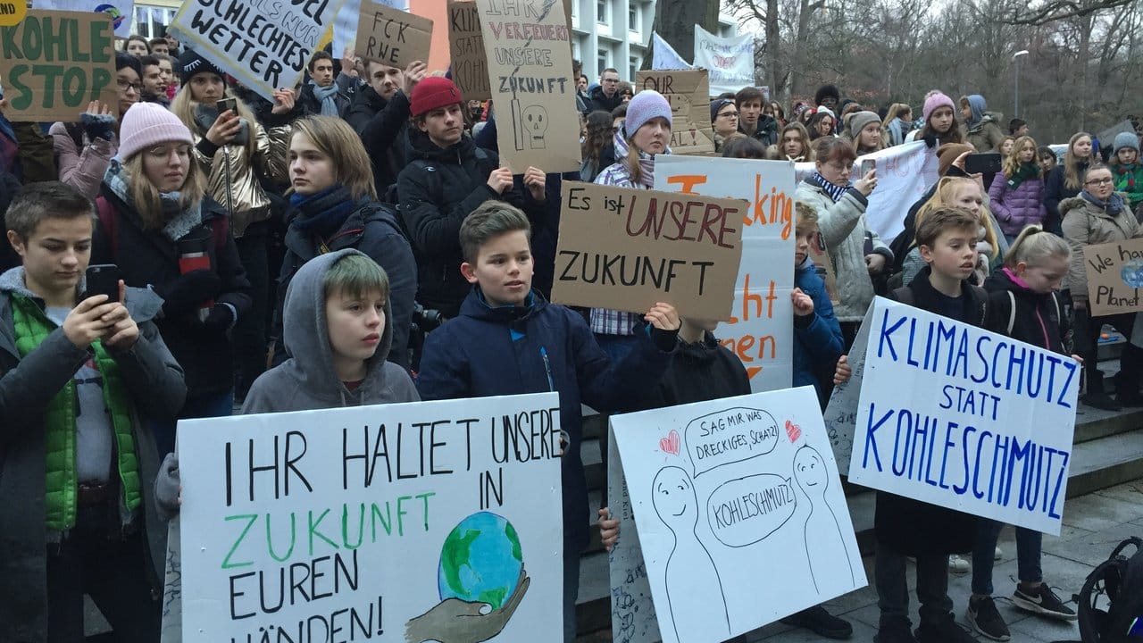 Schülerinnen und Schüler demonstrieren in Kiel für Klimaschutz.