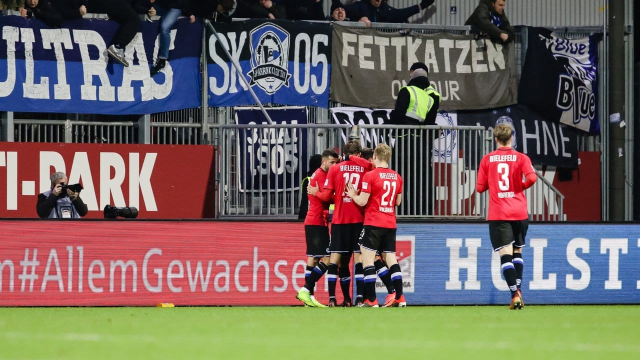 Die Bielefelder feiern vor ihren Fans den Siegtreffer zum Auswärtssieg in Kiel.