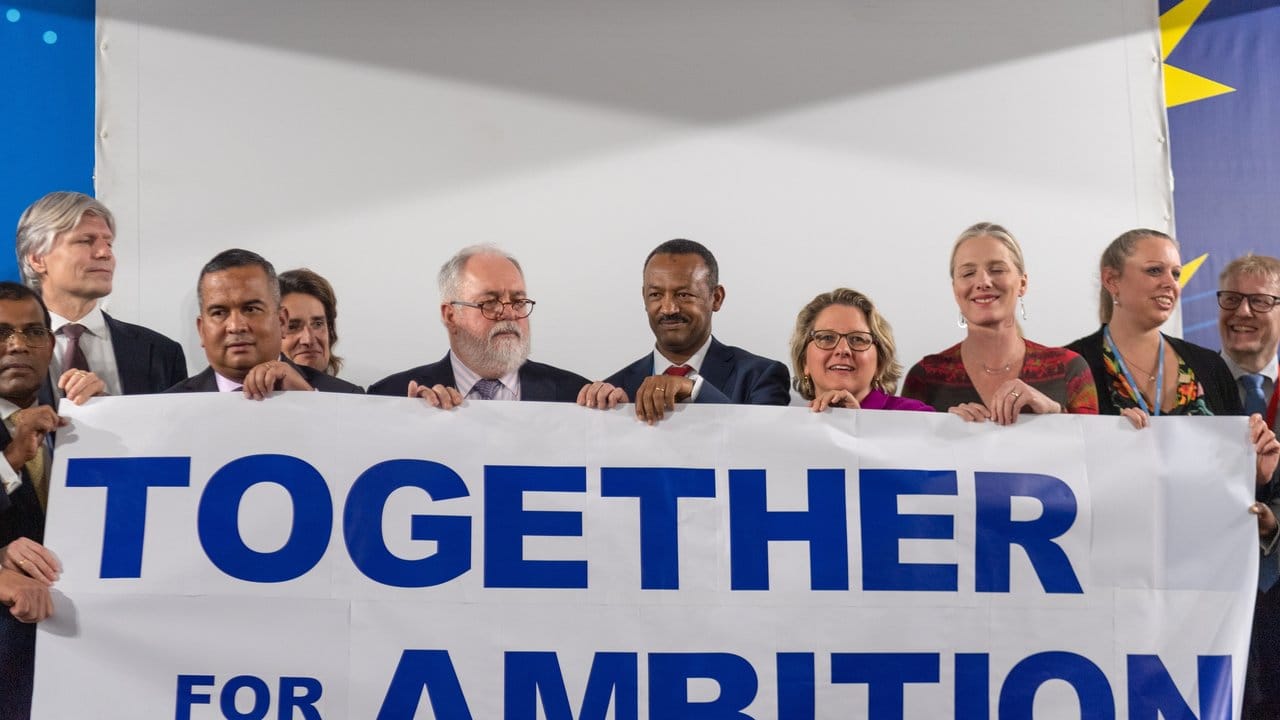 Vertreter der High Ambition Coalition mit Bundesumweltministerin Svenja Schulze halten auf einer Pressekonferenz beim Weltklimagipfel ein Banner.