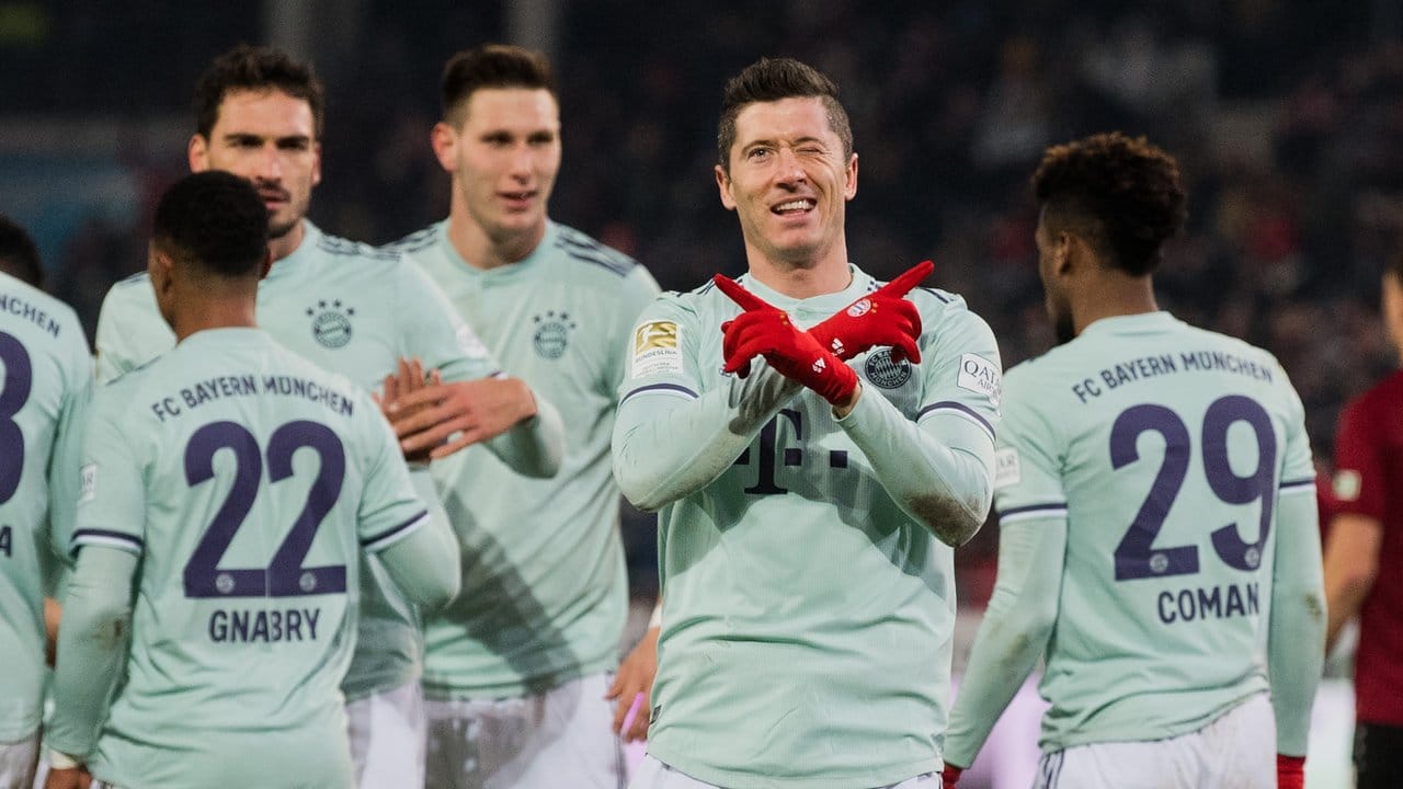 Münchens Robert Lewandowski bejubelt seinen Treffer zum 4:0 mit seinen Teamkameraden.