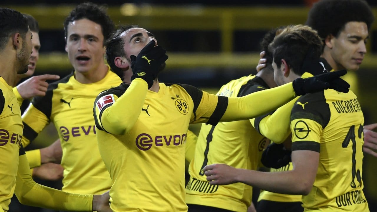 Dortmunds Torschütze Paco Alcacer und Mitspieler bejubeln sein Treffer zum 1:0 gegen Bremen.