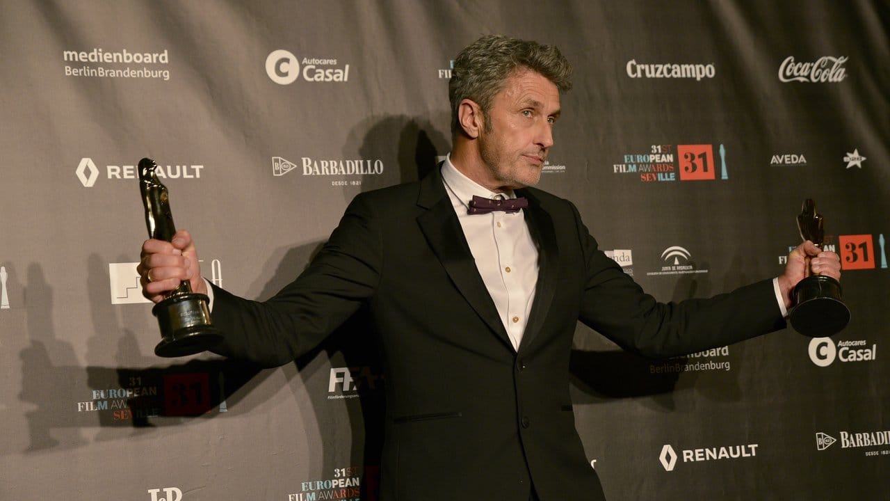 Regisseur Pawel Pawlikowski mit der Trophäe für den besten Spielfilm des Jahres beim 31.