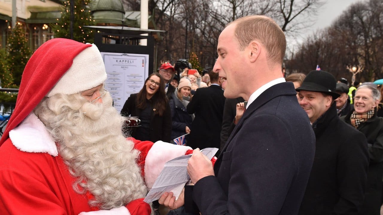 Der britische Prinz William (r) beim Besuch eines Weihnachtsmarkts in Helsinki. Der britische Prinz William (r) beim Besuch eines Weihnachtsmarkts in Helsinki.