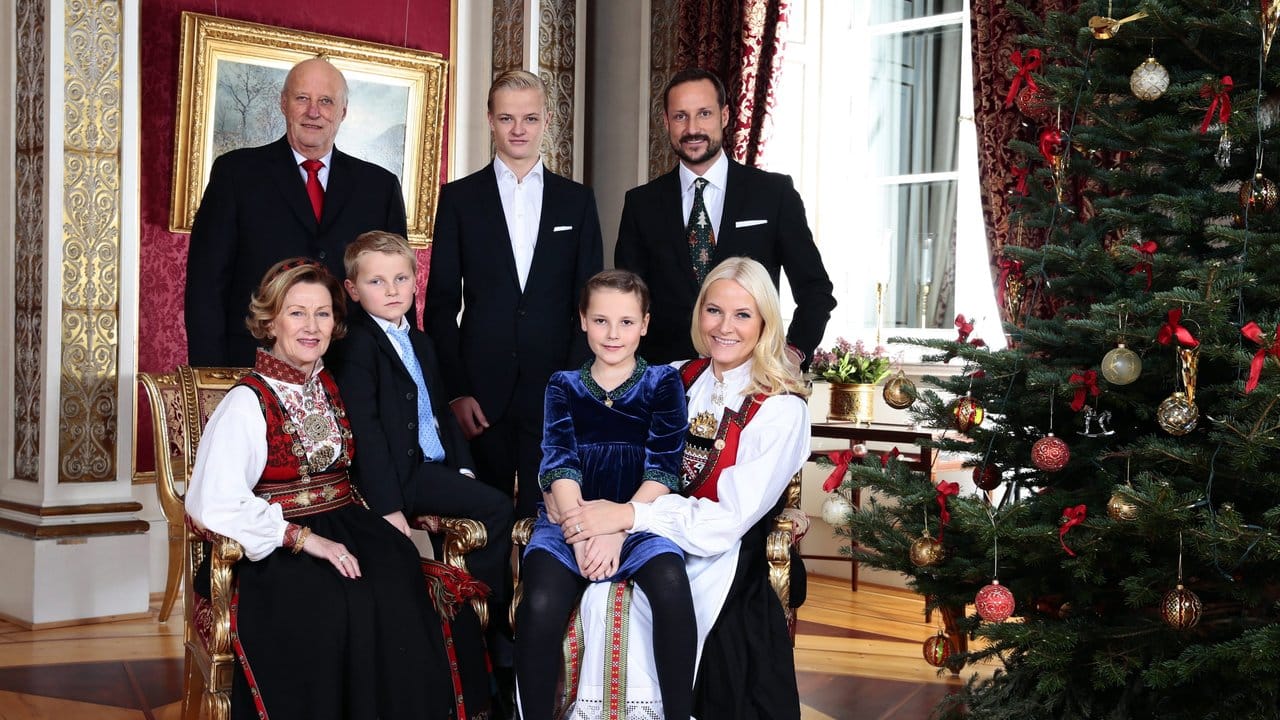 Königin Sonja, König Harald, Prinz Sverre Magnus, Marius Borg Hoiby, Prinzessin Ingrid Alexandra, Kronprinz Haakon and Kronprinzessin Mette-Marit (l-r) im Königspalast 2013. Königin Sonja, König Harald, Prinz Sverre Magnus, Marius Borg Hoiby, Prinzessin Ingrid Alexandra, Kronprinz Haakon and Kronprinzessin Mette-Marit (l-r) im Königspalast 2013.